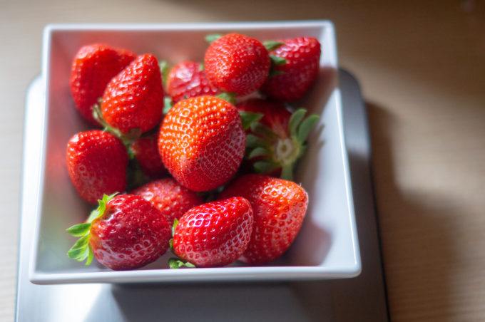 Muttertagstorte aus dem Thermomix® 16 erdbeeren in schuessel