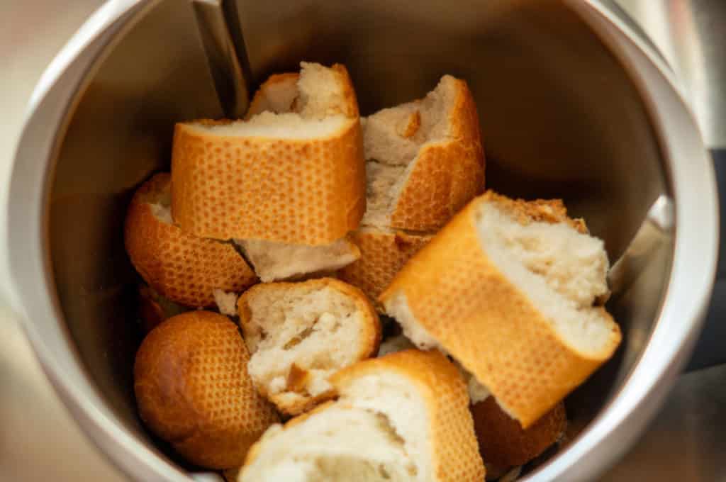 trockene Brötchen in Stücken im Mixtopf