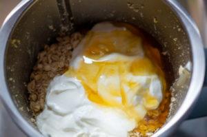Joghurt, Haferflocken und Honig im Mixtopf