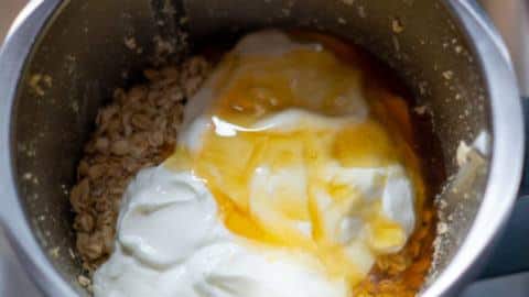 Joghurt, Haferflocken und Honig im Mixtopf