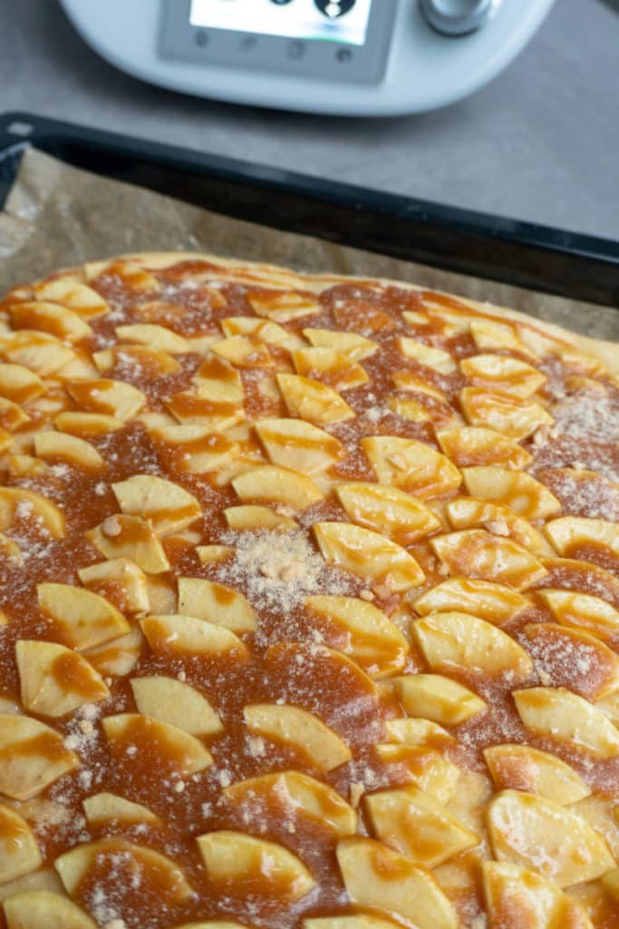 Apfel-Karamell-Blechkuchen aus dem Thermomix® 9 apfel karamell blechkuchen karamellschicht auftragen 6