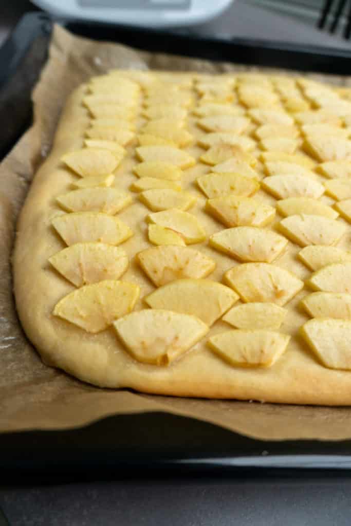 Apfel-Karamell-Blechkuchen aus dem Thermomix® 8 apfelspalten auf hefeteig thermomix