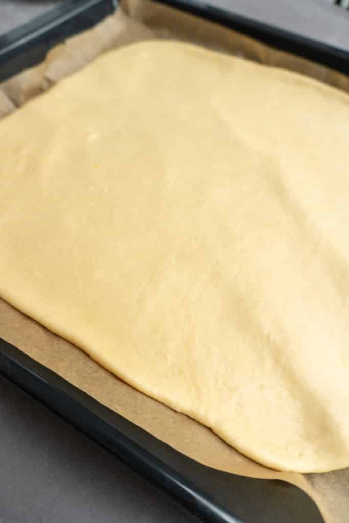 Apfel-Karamell-Blechkuchen aus dem Thermomix® 7 hefeteig ausrollen