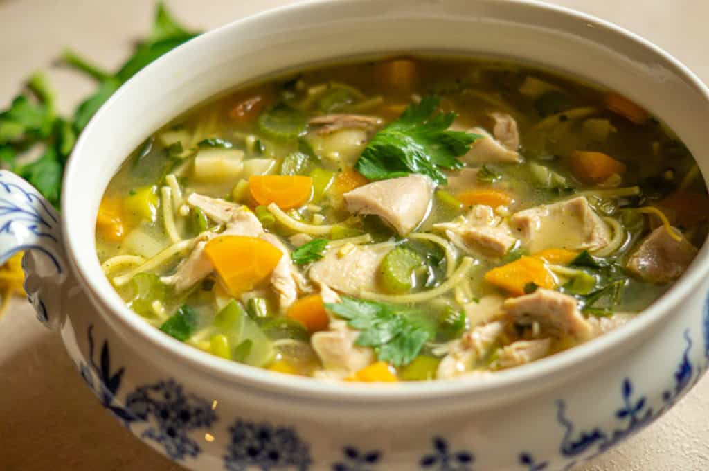 Hühnersuppe Thermomix® (800 g Keulen, Varoma, 70 Min) 1 Anti-Erkältungs-Hühnersuppe aus dem Thermomix®