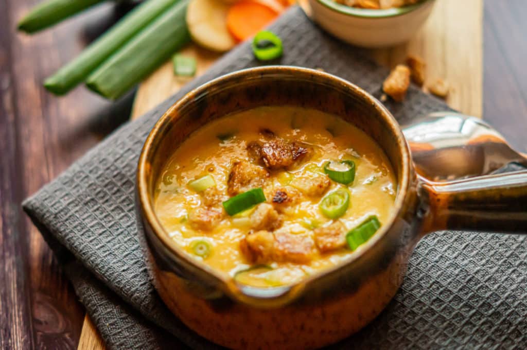 Pastinaken-Karotten Suppe Thermomix®: ohne Sahne cremig 1 Pastinaken-Karotten Suppe aus dem Thermomix®