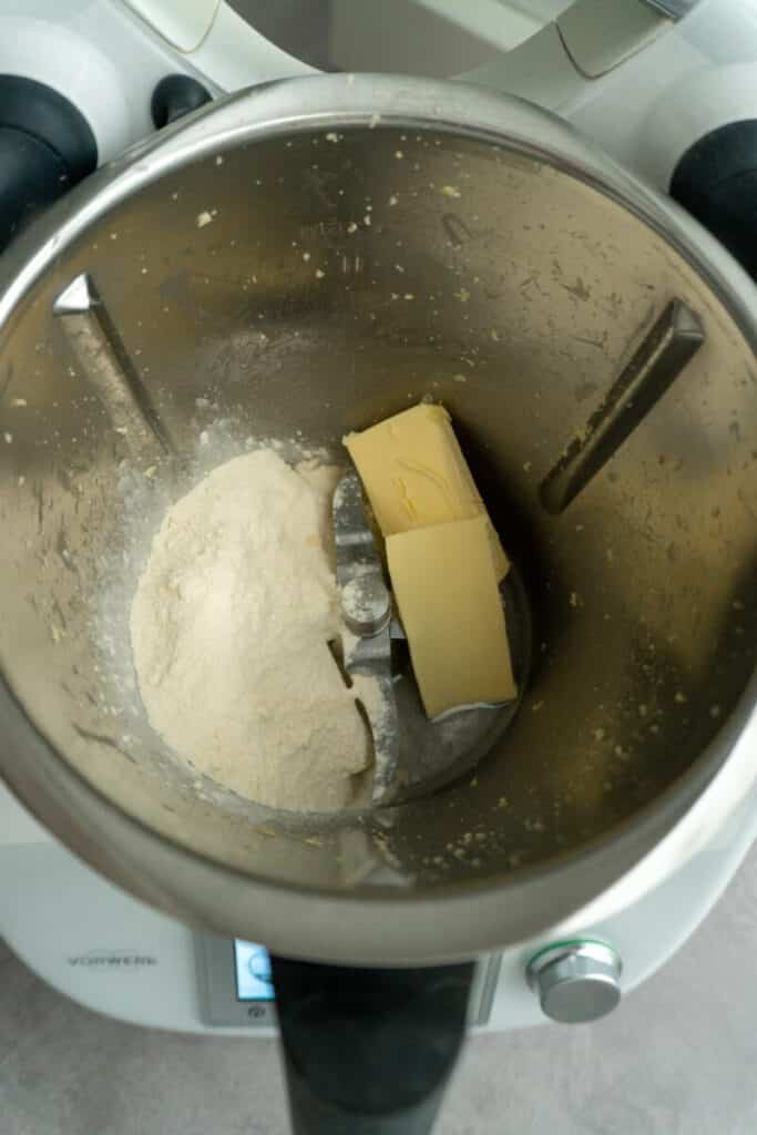 Pizzettis mit Cabanossi und Ei aus dem Thermomix® 15 Pizzettis mit Cabanossi und Ei aus dem Thermomix Step 2