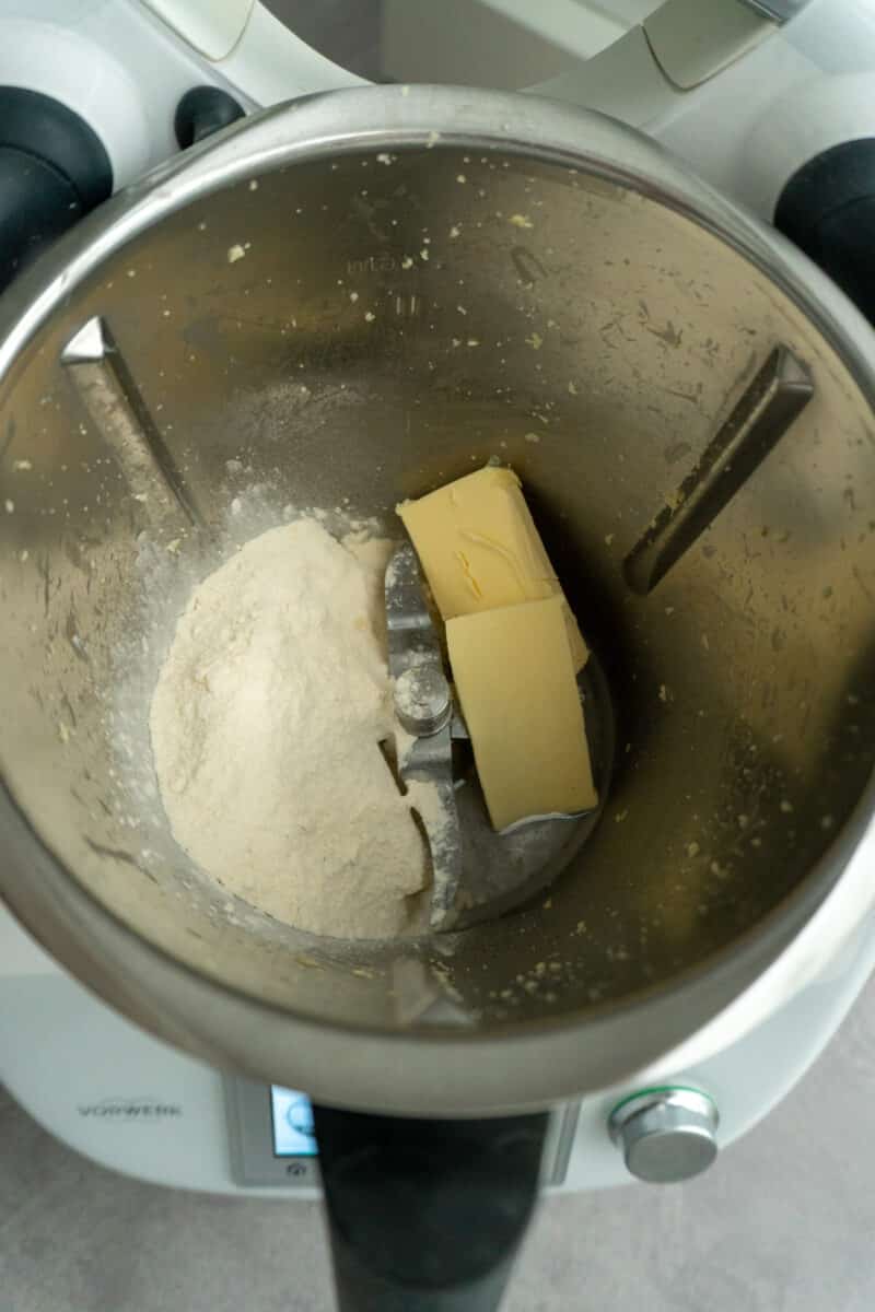 Pizzettis mit Cabanossi und Ei aus dem Thermomix® 3 Teig vermischen