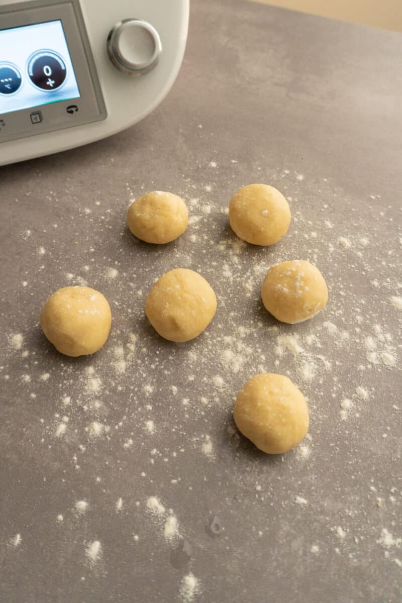 Pizzettis mit Cabanossi und Ei aus dem Thermomix® 4 Kugeln formen