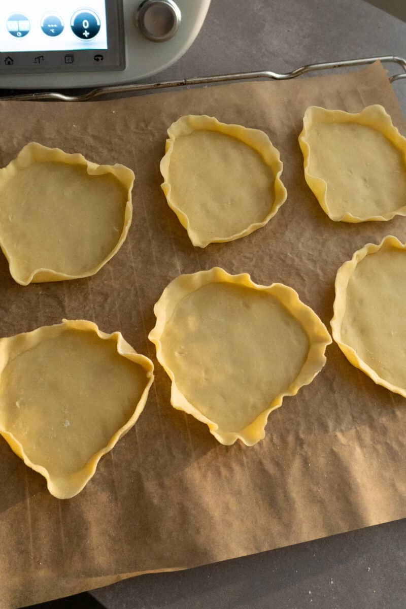 Pizzettis mit Cabanossi und Ei aus dem Thermomix® 5 Teigfladen ausrollen