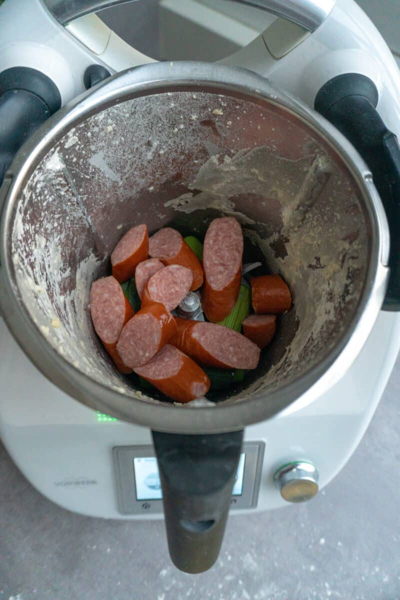 Pizzettis mit Cabanossi und Ei aus dem Thermomix® 6 Lauch und Wurst zerkleinern
