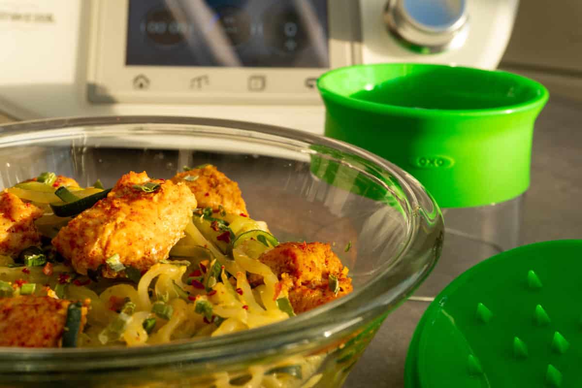 Zuchini Spaghetti kinderleicht mit einem Oxo-Spiralschneider gedreht