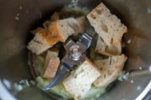 Brot in Stücken im Mixtopf des Thermomix