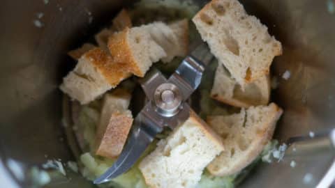 Brot in Stücken im Mixtopf des Thermomix