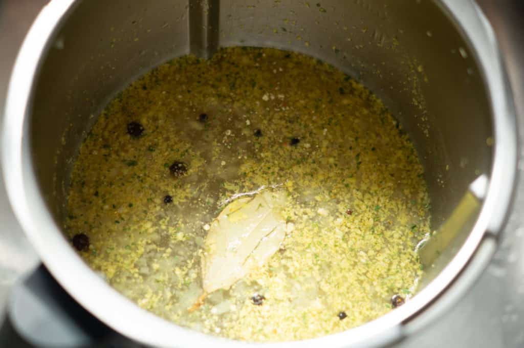 Hühnersuppe Thermomix® (800 g Keulen, Varoma, 70 Min) 7 bruehe und zutaten im thermomix
