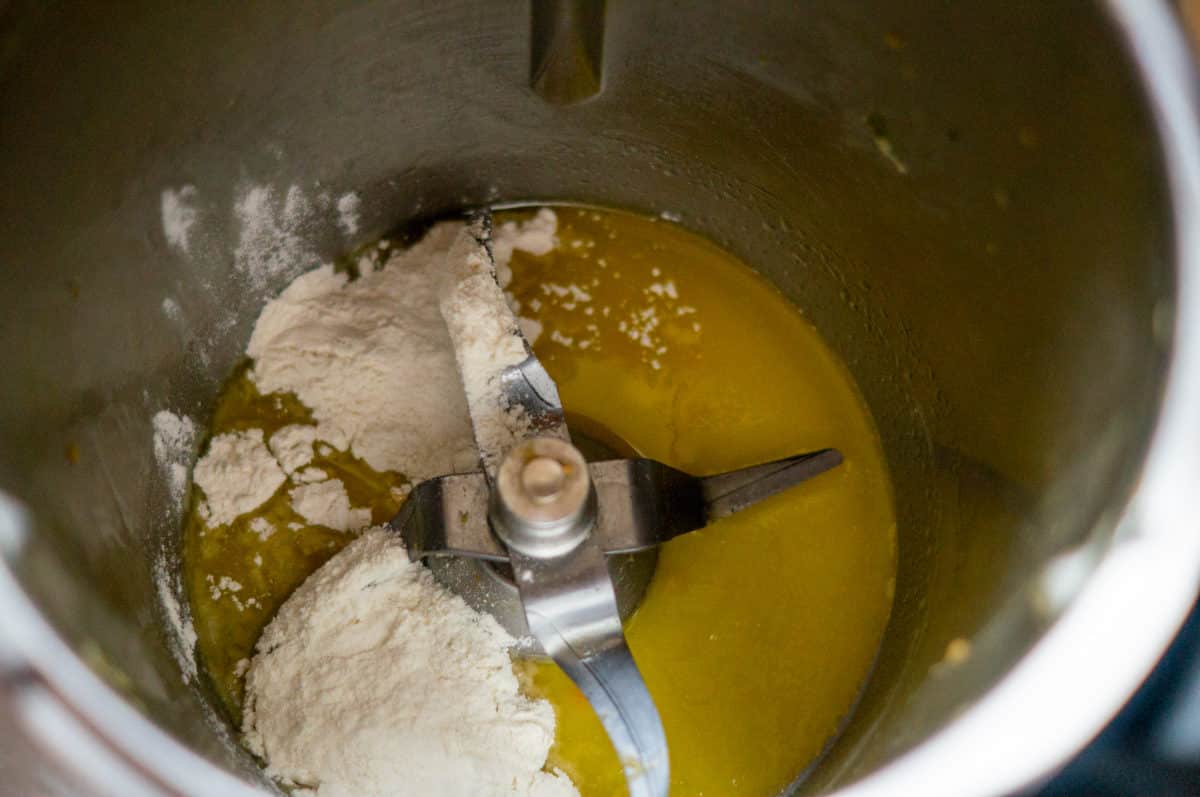Schnelle Lieblings-Tomatennudeln aus dem Thermomix® 3 Butter und Mehl im Mixtopf