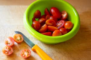 Tomaten waschen und schneiden