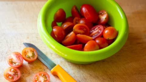 Tomaten waschen und schneiden