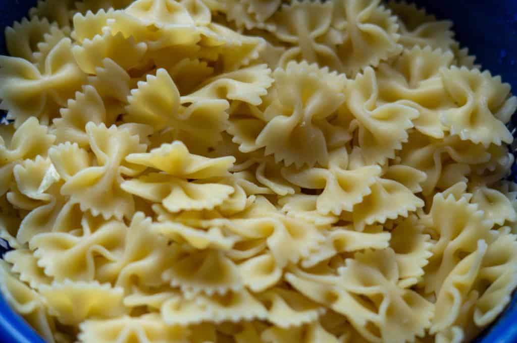 Gyros-Salat aus dem Thermomix® 3 farfalle schmetterlingsnudeln