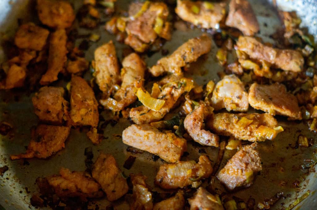 Gyros-Salat aus dem Thermomix® 4 gyros fleisch in der pfanne