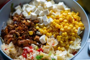 Gyrosfleisch, Mais, Balkankäse und Nudeln