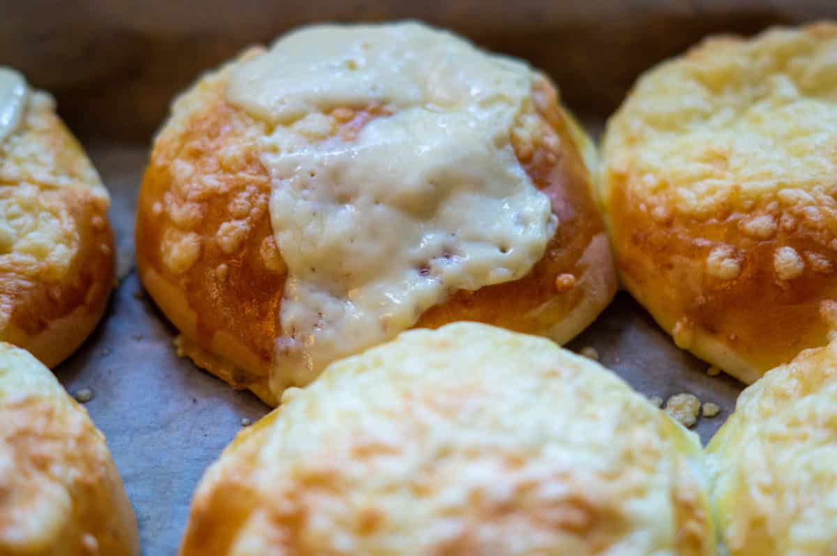 Käsebrötchen mit einer Extrascheibe Käse überbacken