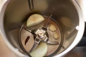 Knoblauch und Zwiebeln im Mixtopf zerkleinern