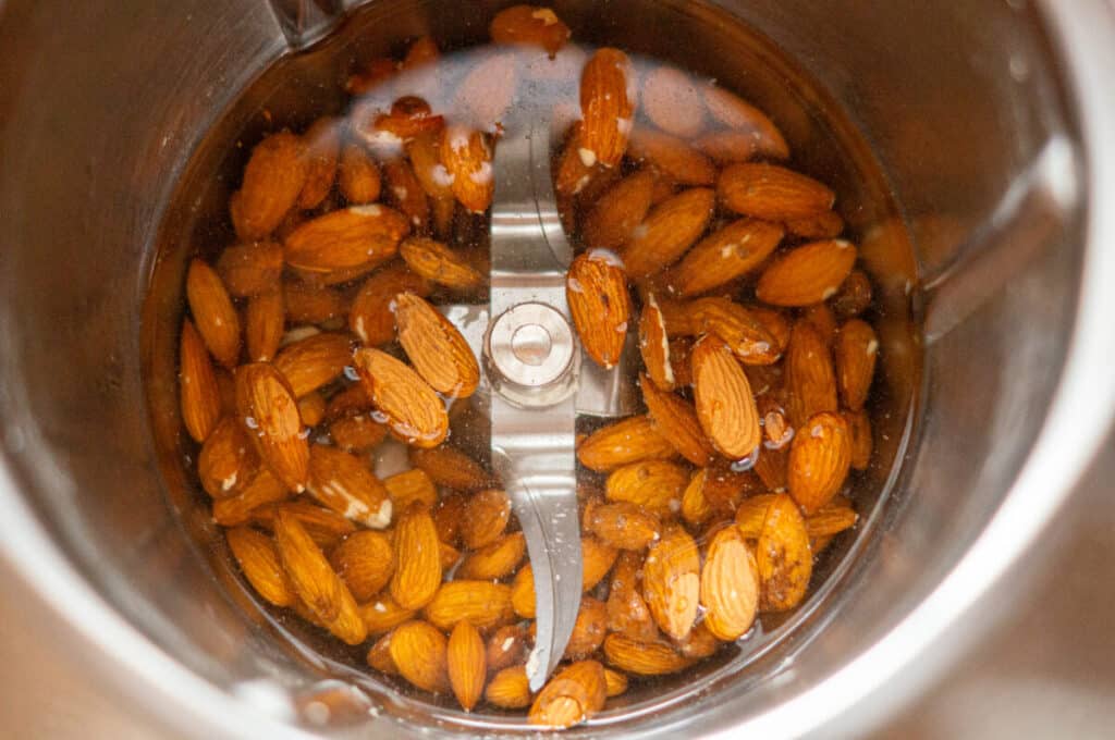 Mandeln blanchieren Thermomix®: 8 Min, Linkslauf 1 Mandeln im Mixtopf mit Wasser kochen