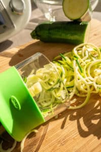 Zucchini Gemüse Nudeln im Spiralschneider zubereiten