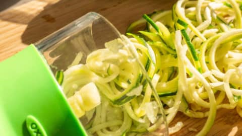 Zucchini Gemüse Nudeln im Spiralschneider zubereiten