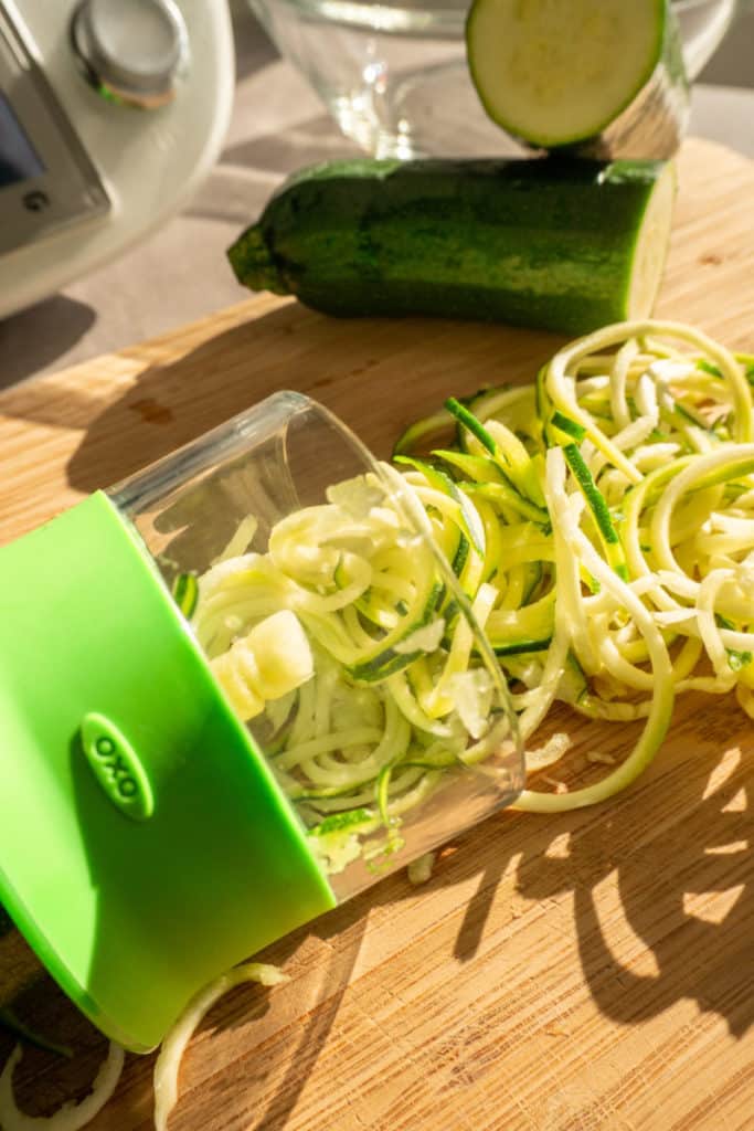 Tikka-Masala-Hähnchen mit Zucchininudeln aus dem Thermomix® 7 zuchini gemuese nudeln mit spiralschneider