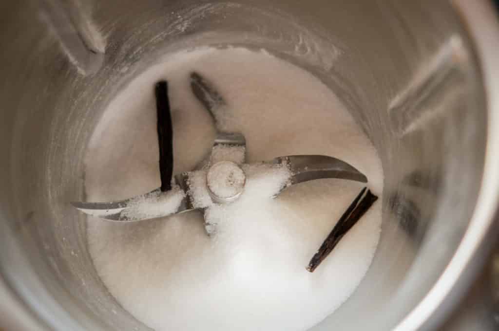Kaffeesahne-Likör aus dem Thermomix® 3 zucker und vanilleschoten im mixtopf