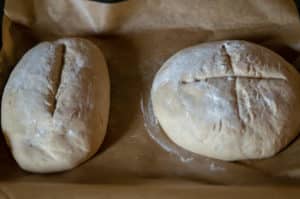 Zwei Brote formen