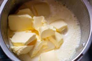 Butter und Teig im Mixtopf des Thermomix