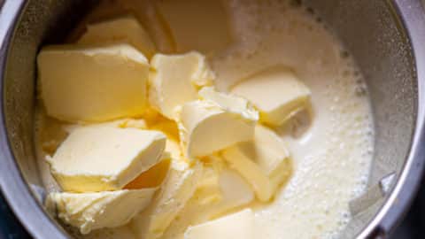 Butter und Teig im Mixtopf des Thermomix