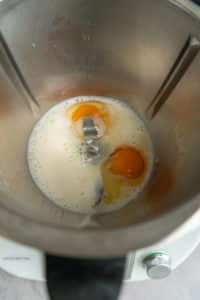 Zucker, Hefe, Milch und Eier im Mixtopf für süßen Hefeteig