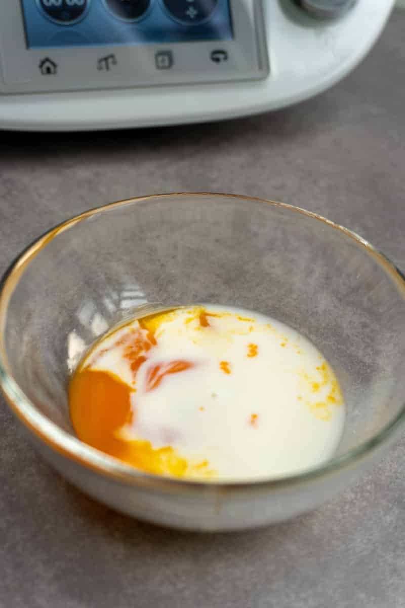 Sahnepunsch Thermomix®: cremig ohne Klümpchen 4 Eigelb wird in einer Tasse mit warmer Milch temperiert