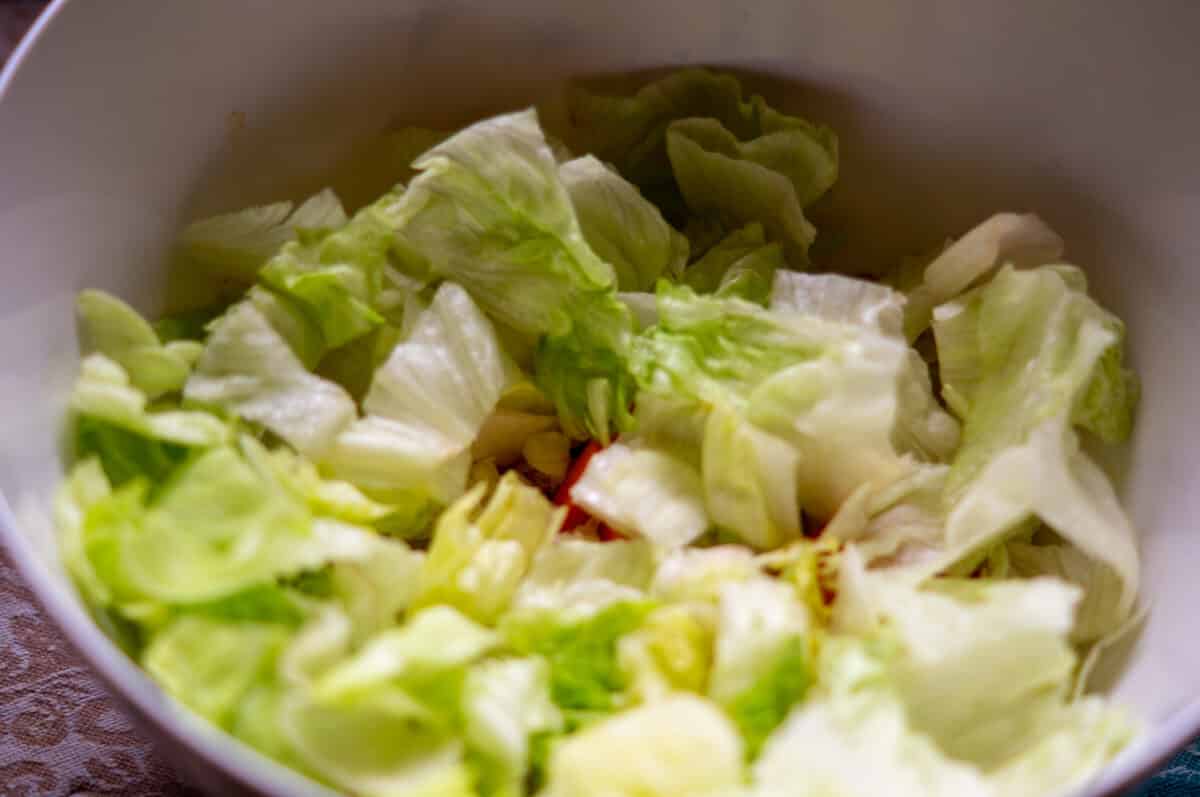 Salat mit gebratenem Hähnchenfilet aus dem Thermomix® 4 Eisbergsalat