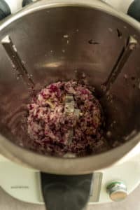 Gehackte rote Zwiebeln im Mixtopf des Thermomix®