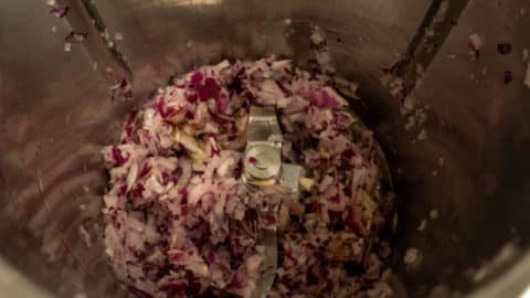 Gehackte rote Zwiebeln im Mixtopf des Thermomix®