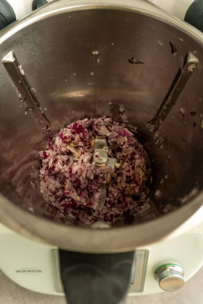 Hackfleisch-Kartoffel-Eintopf aus dem Thermomix® 5 gehackte rote zwiebeln im thermomix mixtopf