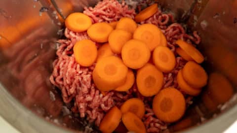 Hackfleisch und Karotten im Mixtopf des Thermomix®