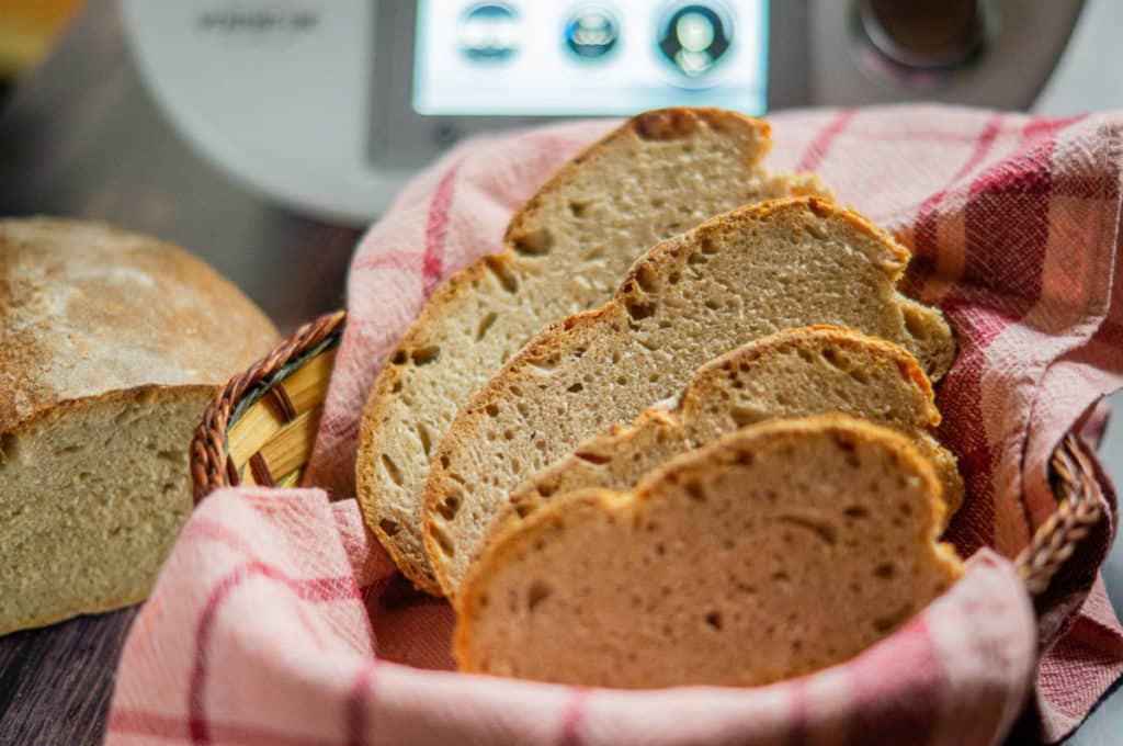 Leckeres Hausbrot (Mischbrot) aus dem Thermomix® 1 Hausbrot (Mischbrot) aus dem Thermomix®in Scheiben