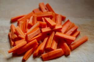 Karotten schälen und schneiden