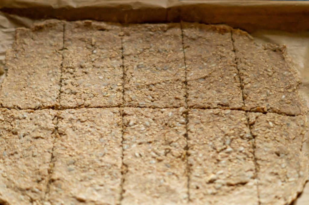Knäckebrot Thermomix: nach 15 Min schneiden, nicht vorher 10 knaeckebro in scheiben schneiden