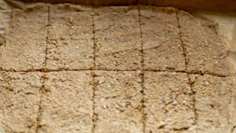 Halbgebackenes Knäckebrot in rechteckige Scheiben schneiden