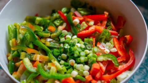 Paprika und Frühlingszwiebel in Salatschüssel