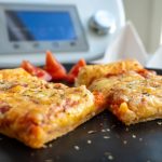 Salami-Pizza mit Käserand aus dem Thermomix®