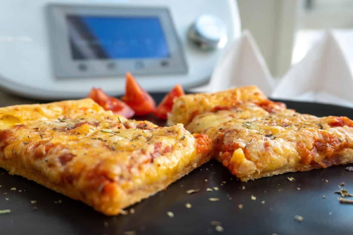 Weltbester Pizzateig aus dem Thermomix® - gelingsicher &amp; super schnell