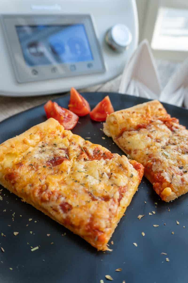 Weltbester Pizzateig aus dem Thermomix® - gelingsicher &amp; super schnell