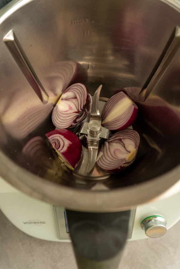 Hackfleisch-Kartoffel-Eintopf aus dem Thermomix® 4 rote zwiebeln im thermomix mixtopf